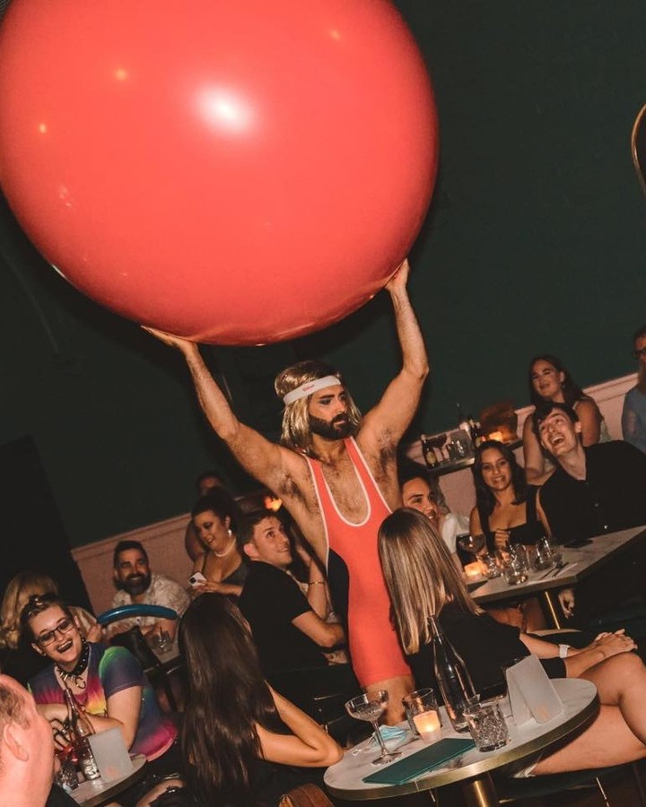 Excuse moi, coming through